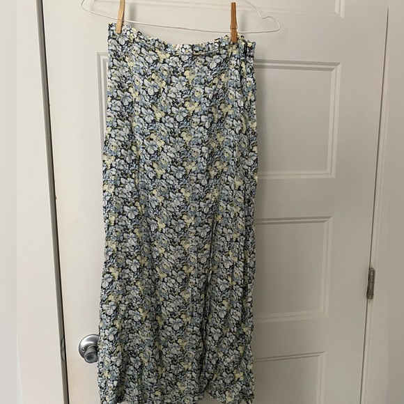 New midi skirt with flowers - Picture 2 of 3